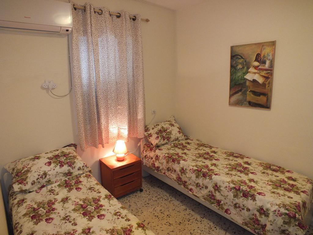 Jordan Valley Vacation Apartment Menaẖemya 객실 사진